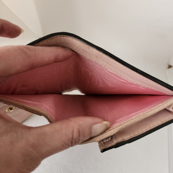 Gucci Limited Edition Cupcake Compact Wallet - Picture 13 of 16